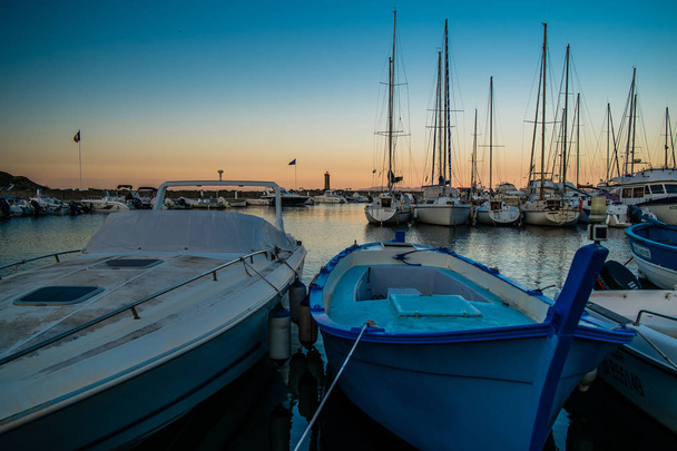 βάρκες στο λιμάνι της Trieste, Ιταλία - Φωτογραφία, εικόνα
