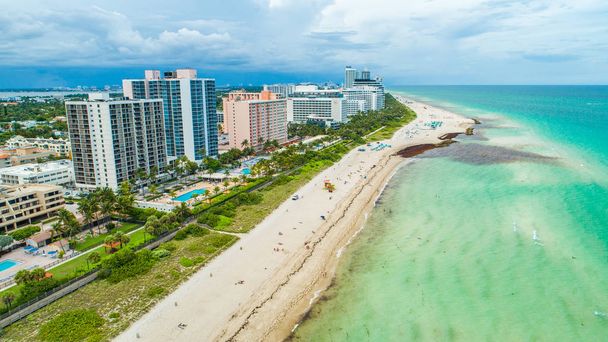 Vista aérea de South Beach, clima nublado. Miami Beach. Florida. Estados Unidos
.  - Foto, imagen