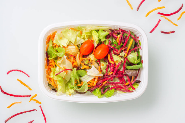 Verse groente salade geïsoleerd op witte achtergrond. Gezonde eati - Foto, afbeelding