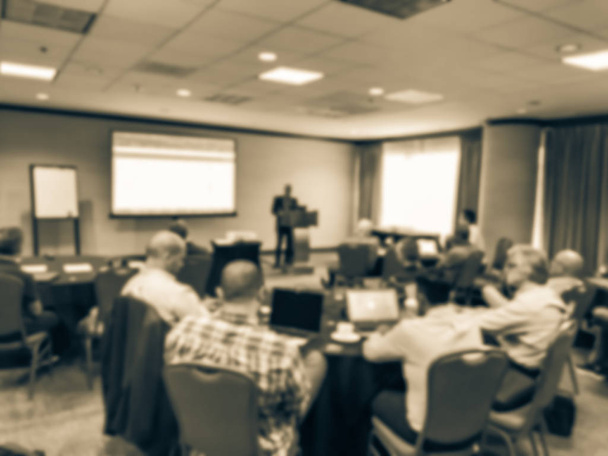 Wazige achtergrond ontwikkelaars met computer die de tech workshop bijwonen in Conference Hall - Foto, afbeelding