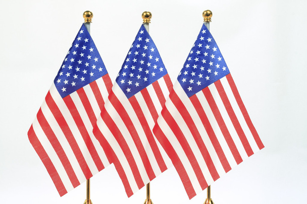 ゴールドの旗竿に掛かっているアメリカ合衆国のフラグ - 写真・画像