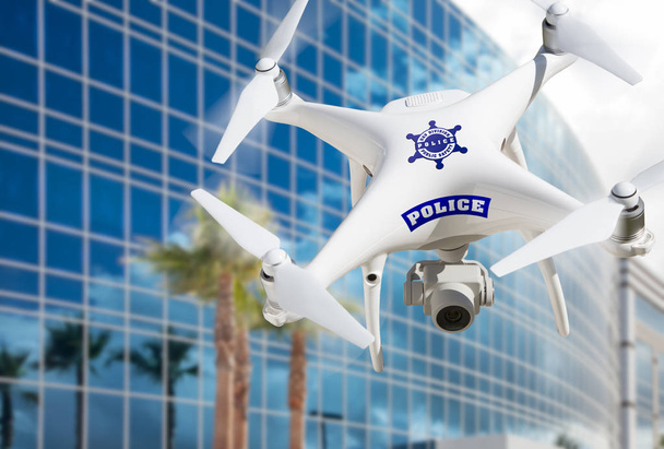 Policja bezzałogowe samoloty system, (UAS) Drone Flying Near City highrise budowlane - Zdjęcie, obraz