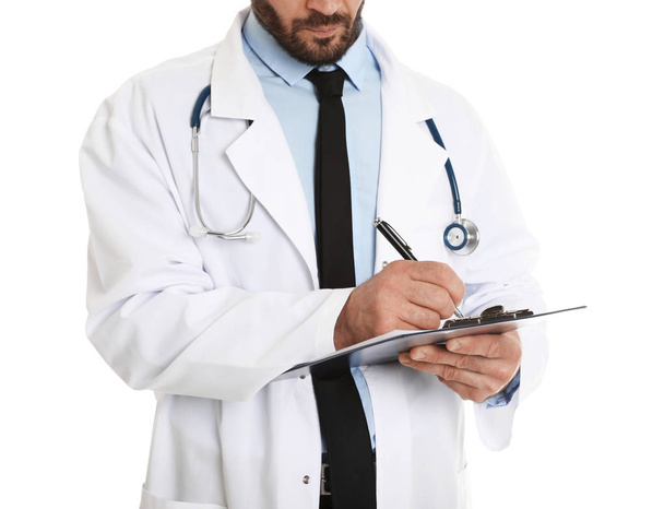 Κοντινά πλάνα του αρσενικού γιατρού με το πρόχειρο απομονώνεται σε λευκό. Ιατρικό προσωπικό - Φωτογραφία, εικόνα