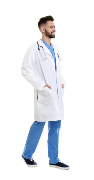 Jovem médico do sexo masculino em uniforme isolado em branco
 - Foto, Imagem
