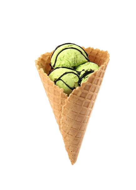 Delicioso helado con cobertura en cono de gofre sobre fondo blanco
 - Foto, Imagen