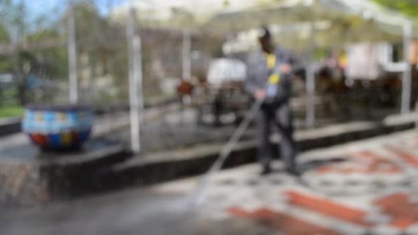 Mies työntekijä siivoamassa kaupungin likaisia katuja
 - Materiaali, video