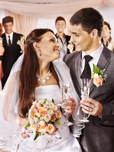 esküvői pár pezsgőt isznak - Fotó, kép