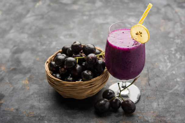 Juice of jamun fruit in a glass also called as java plum, jambolan plum, jambhul, syzygium cumini - Foto, immagini