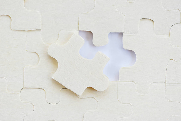 Sierras de calar rompecabezas en piezas blancas / Jigsaw en textura
  - Foto, Imagen