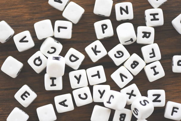Textwürfel Würfelkonzept - Buchstabenwürfel Alphabet auf hölzernem Backgro - Foto, Bild