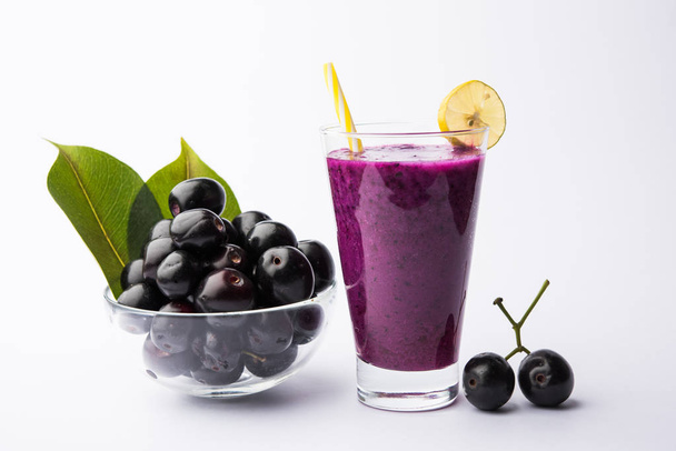 Saft der Jamunfrucht in einem Glas, das auch als Java-Pflaume, Jambolan-Pflaume, Jambhul, Syzygium Cumini bezeichnet wird - Foto, Bild