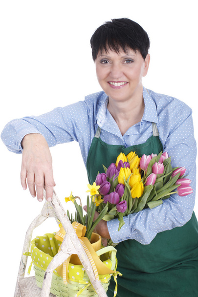 Mulher sênior com um monte de tulipas
 - Foto, Imagem