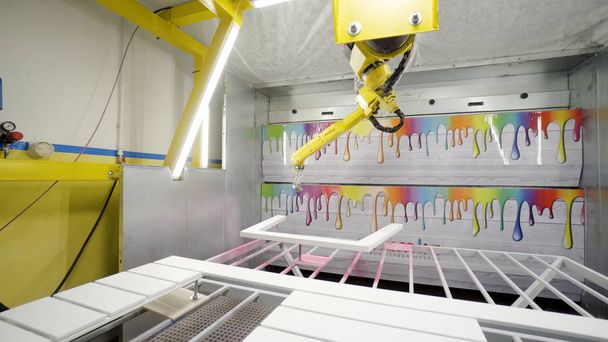 Lackierrahmen für Industrieroboter. Aktion. Automatisierter Roboterarm lackiert Fensterrahmen in modern ausgestatteter Färberei - Foto, Bild