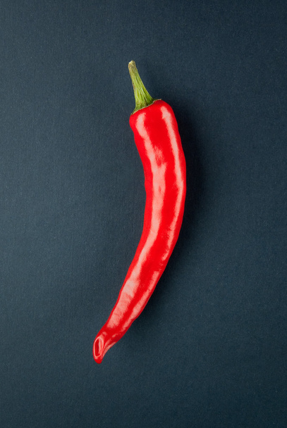 Red chilli on black background - Foto, afbeelding