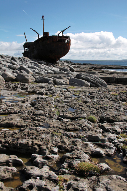 schipbreuk boot in inisheer, aran islands - Foto, afbeelding