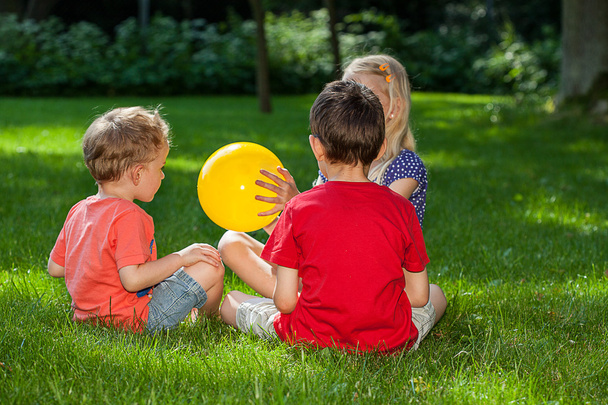 Children playing outdoors in spring park - Φωτογραφία, εικόνα