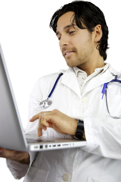 Feliz médico masculino trabajando con el ordenador portátil
 - Foto, imagen