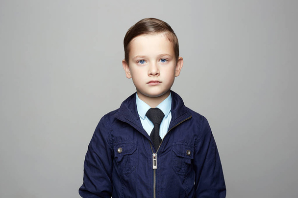 スーツを着たファッショナブルな小さな男の子。ファッション子供の肖像画 - 写真・画像