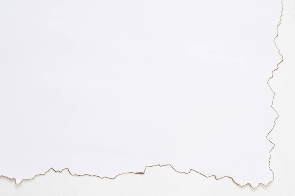 yırtık kağıt beyaz arka plan yanmış kenar tasarımı - Fotoğraf, Görsel