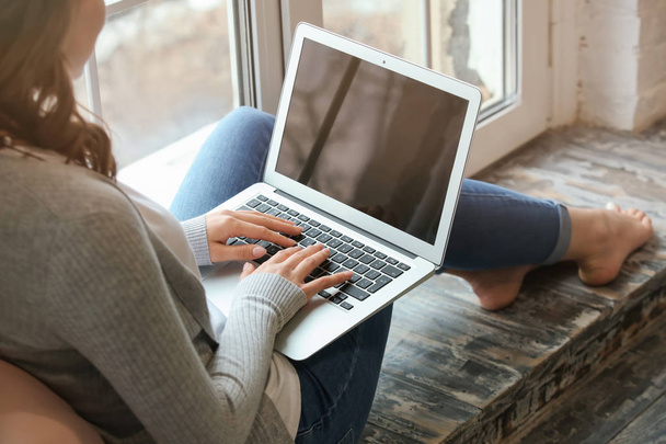 Mulher bonita com laptop descansando em casa
 - Foto, Imagem
