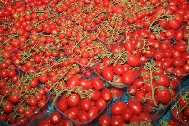Tomates cerises biologiques fraîches sur le marché fermier de Catane. Sicile
 - Photo, image