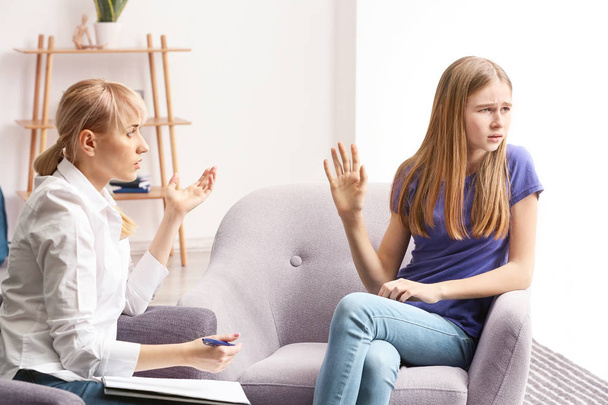 Psychologin arbeitet mit Teenager-Mädchen im Büro - Foto, Bild
