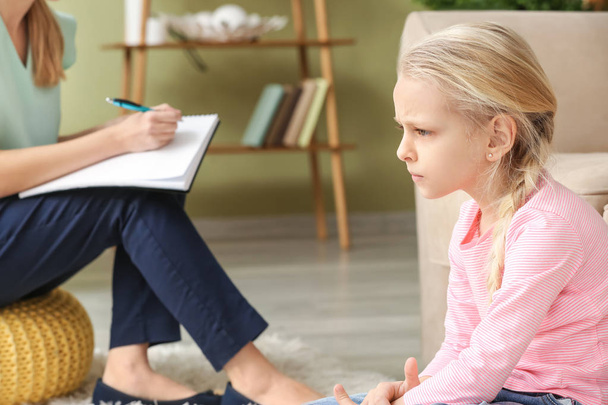 Psychologin arbeitet mit kleinem Mädchen im Büro - Foto, Bild