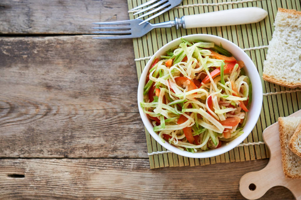 Salad with green radish and bell pepper in a white bowl                                - Foto, afbeelding