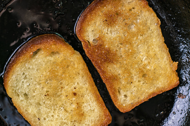 tuoreita paahdettuja leipäviipaleita pimeässä pöydässä, terveellisiä maukkaita aamiaisia
 - Valokuva, kuva
