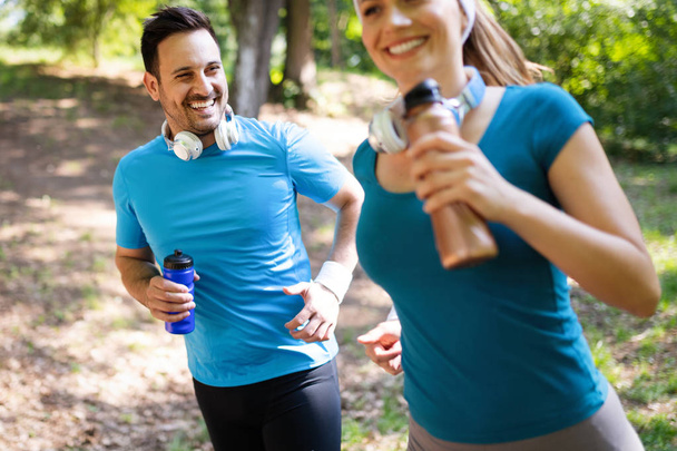 Boldog pár futás és gyakorló együtt parkban - Fotó, kép