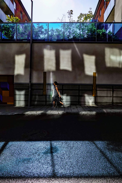 Sztokholm, Szwecja dziewczyna spacery po kolorowym budynku na Snickerigatan w okolicy Telefonplan. - Zdjęcie, obraz