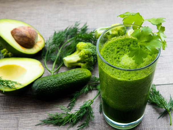 Healthy green vegetable juice on wooden table - Foto, Imagem