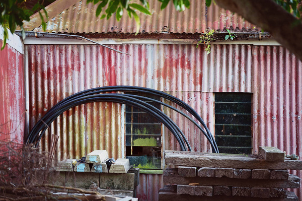 Rusty e desbotada velho país armazenamento Shack
 - Foto, Imagem