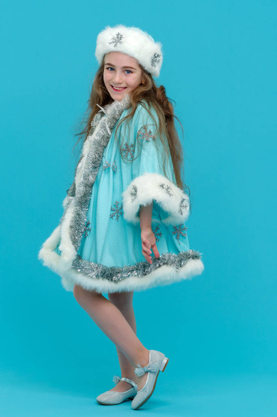 little girl in a Snow Maiden costume. - Φωτογραφία, εικόνα