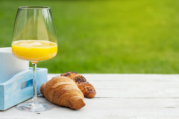 Café, suco de laranja e croissant
 - Foto, Imagem
