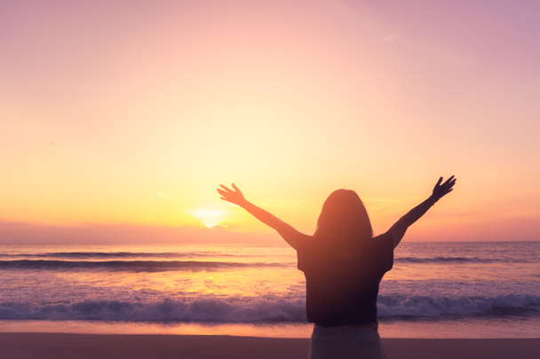 Espaço de cópia da mulher levantar a mão no céu pôr do sol na praia e ilha fundo
. - Foto, Imagem