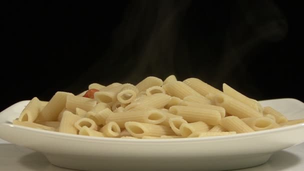 Servir espaguetis y salsa de tomate
 - Imágenes, Vídeo