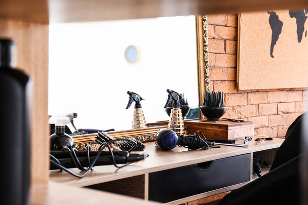 Парикмахерские инструменты на столе в салоне красоты
 - Фото, изображение