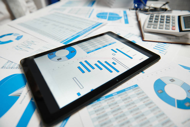Office Workspace voor bedrijven. Tablet PC en rapporten. Tabel close-up. Business Financial Accounting concept. - Foto, afbeelding