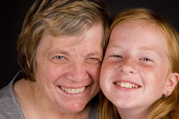 Grand-mère et petite-fille souriantes
 - Photo, image
