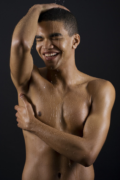 Hombres disfrutando de la ducha
 - Foto, Imagen