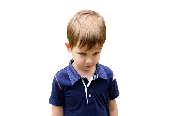 Образливий хлопчик 4-5 років ізольовано на білому
 - Фото, зображення