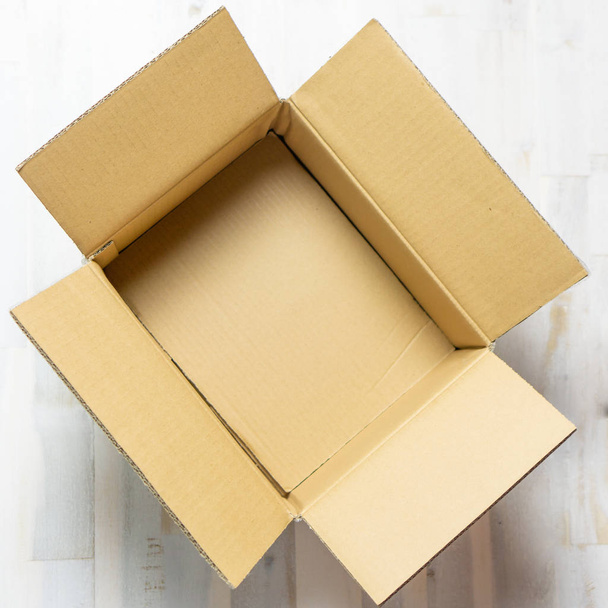 Открытая картонная коробка, вид сверху, квадрат
 - Фото, изображение