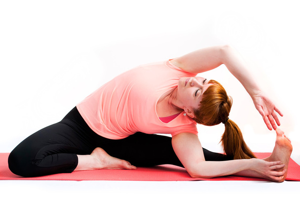 Midden leeftijd vrouw oefening yoga - Foto, afbeelding