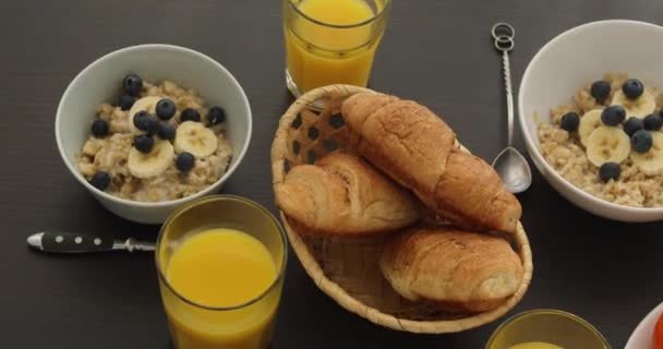 Hagyományos reggeli fehérasztalon - Felvétel, videó