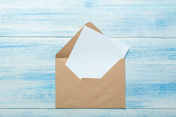 envelopes artesanais com branco para texto em uma mesa de madeira azul. vista superior
 - Foto, Imagem