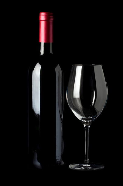 Botella de vid roja y una copa de vino
 - Foto, Imagen