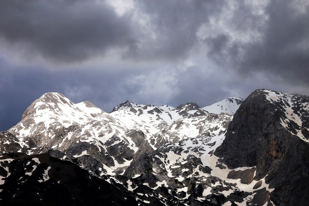 stormachtige wolken boven de jlian Alpen - Foto, afbeelding