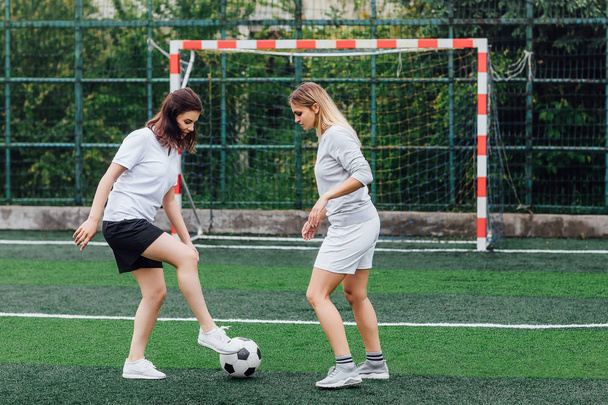 フィールド上の2人の若い女性サッカー選手  - 写真・画像