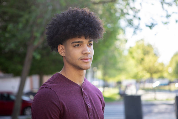mężczyzna nastolatek z Afro fryzura na ulicy - Zdjęcie, obraz